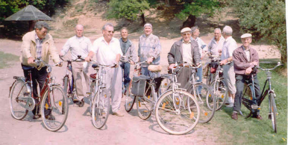 Radtour im Jahr 1993 durch das Wurmtal; (v. l. n. r.) Martin Mingers, Claus Bücken, Klaus Lynen, Hans Dautzenberg, Jakob Ackermann, Fritz Kather, Franz Golsch, Franz Voß, Hubert Frings, Paul Frings