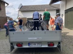 Die Mitglieder der Radwanderabteilung bei der Begutachtung und Bestückung des neuen Anhängers