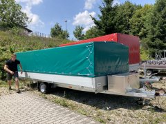 Eine Plane schützt den Inhalt gegen Niederschlag
