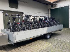 Bis zu vierzehn Räder lassen sich so an die Anhängerkupplung anhängen